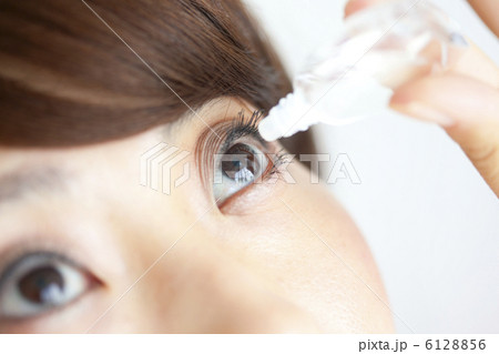 目薬をさしている女性 6128856