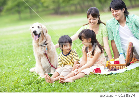 ピクニックする家族と犬 ピクニックする家族と犬 6128874