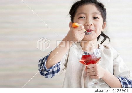 ゼリーを食べている女の子 6128901