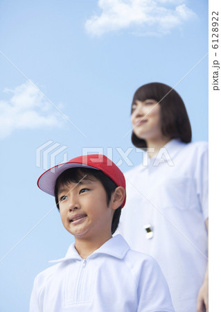 体操服姿の小学生と先生 体操服姿の小学生と先生 6128922