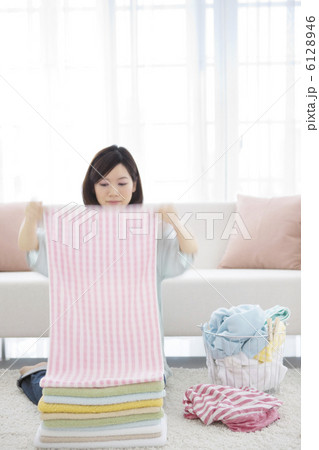 洗濯物をたたんでいる女性 洗濯物をたたんでいる女性 6128946