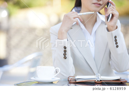 携帯電話を持っているビジネスウーマン 6128959