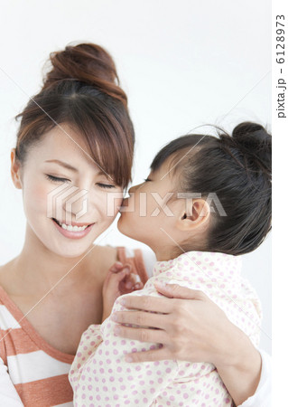 母親にキスする女の子 6128973