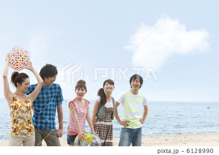 海辺で会話する若者グループ 海辺で会話する若者グループ 6128990