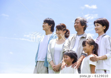 遠くを見つめている3世代家族 6129010