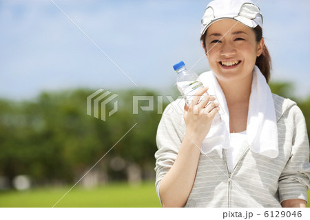 ミネラルウォーターを持っている女性 6129046
