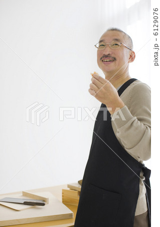 エプロン姿の中高年男性 エプロン姿の中高年男性 6129076