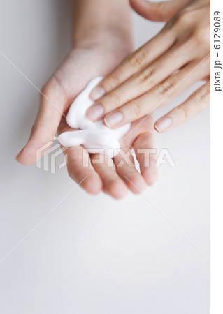 石けんを泡立てる女性の手元 6129089