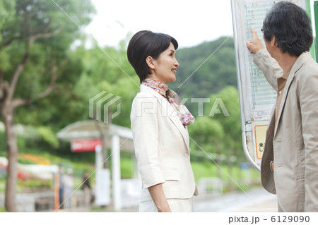 バスの時間を確認する中高年夫婦 6129090