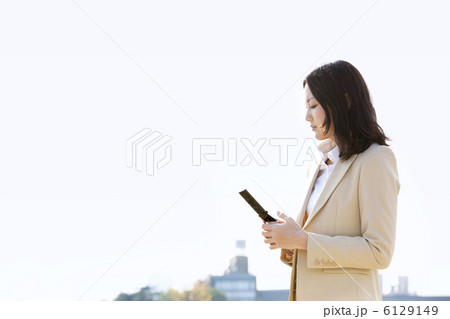 携帯電話を見ているビジネスウーマン 携帯電話を見ているビジネスウーマン 6129149