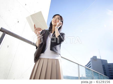 携帯電話で話をしているビジネスウーマン 6129156