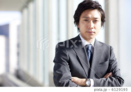 腕を組んでいるビジネスマン 6129193