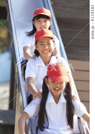滑り台で遊ぶ体操服姿の小学生 6129382