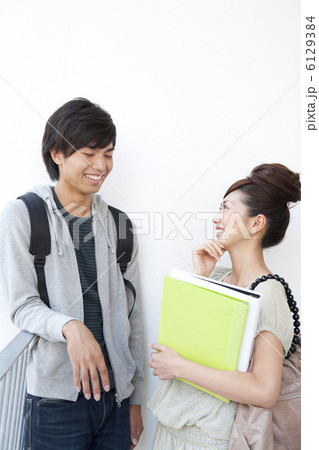 廊下で話をする男女 6129384