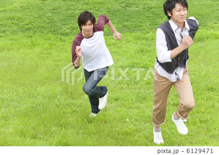 草原を走る男性2人 草原を走る男性2人 6129471