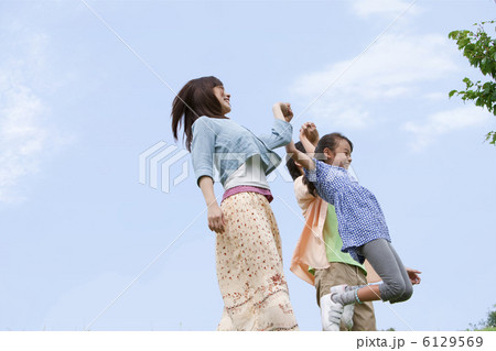 青空のもと遊んでいる親子 青空のもと遊んでいる親子 6129569