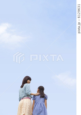 青空もと寄り添っている親子 6129631