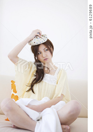 氷のうで頭を冷やす女性 6129689