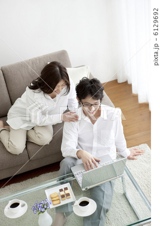 パソコンをしているカップル パソコンをしているカップル 6129692