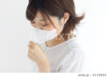 咳をする女性 6129694