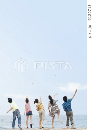 石を投げて遊ぶ若者グループの写真素材
