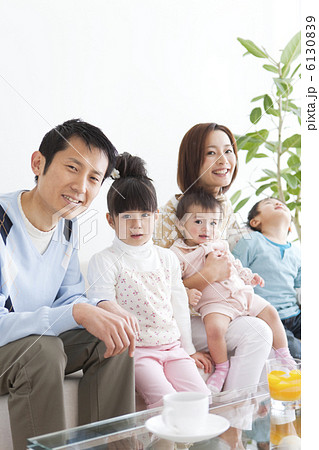 リビングで団らんする家族 リビングで団らんする家族 6130839