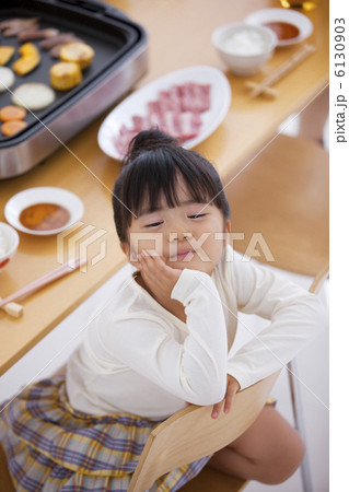 夕食と椅子に座る女の子 夕食と椅子に座る女の子 6130903