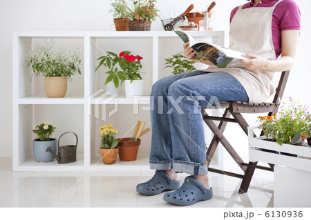 本を読むエプロン姿の女性 6130936