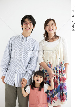 手をつなぐ笑顔の家族 6130939