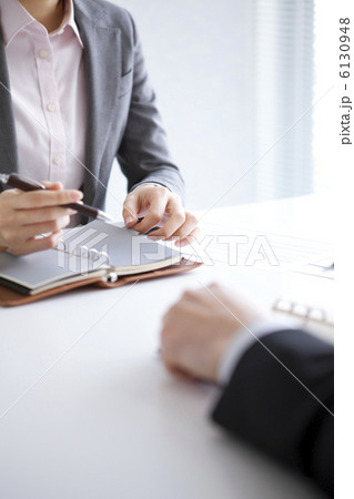 打ち合わせするビジネスウーマンとビジネスマン 6130948