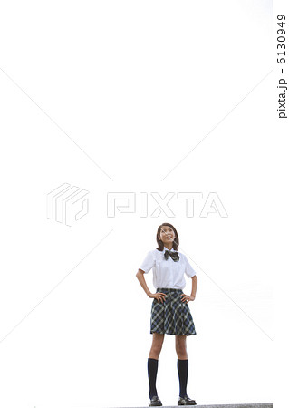腰に手をあてる女子学生 6130949