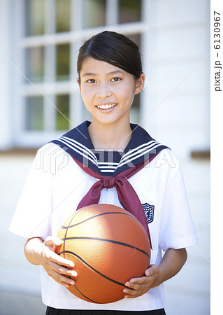 バスケットボールを持つ女子学生 バスケットボールを持つ女子学生 6130967
