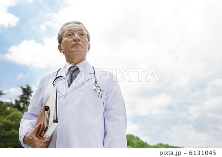 ファイルを持つ男性医師 6131045