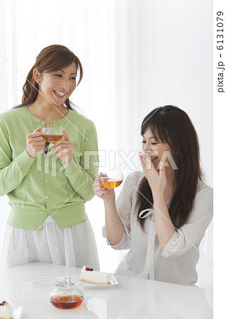 2人の女性のティータイム 6131079