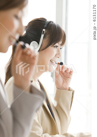 インカムをつけたビジネスウーマン インカムをつけたビジネスウーマン 6131170