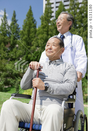 車いすの中高年男性と男性医師 6131180