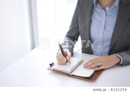 手帳にメモするビジネスウーマン 6131254
