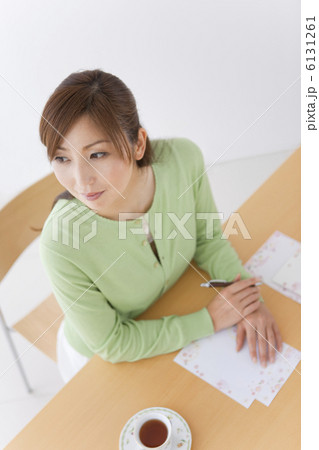 手紙を書く女性 6131261