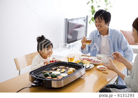 夕食を食べる家族 夕食を食べる家族 6131293