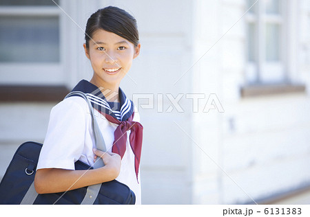 かばんを持っている女子学生 6131383