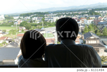 景色を眺める中高年夫婦の後姿 景色を眺める中高年夫婦の後姿 6131494