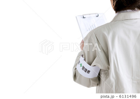 作業着姿の男性の後姿 6131496