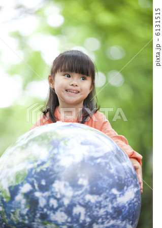 地球儀ボールを持った女の子 地球儀ボールを持った女の子 6131515