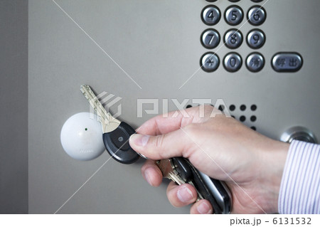 鍵を開ける手元 6131532