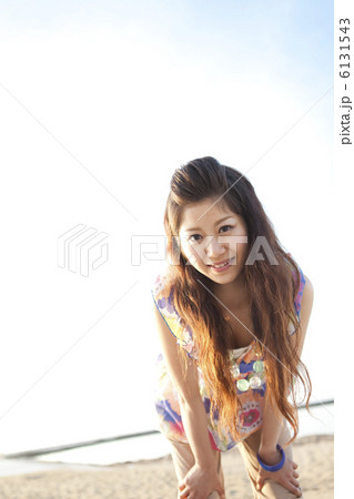 砂浜に立つ若者女性 6131543