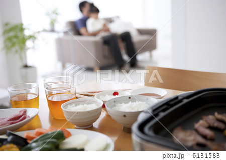 食卓とソファーに座る親子 6131583