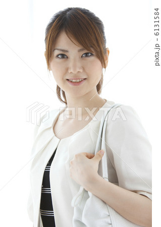 かばんを持っている笑顔の女性 6131584