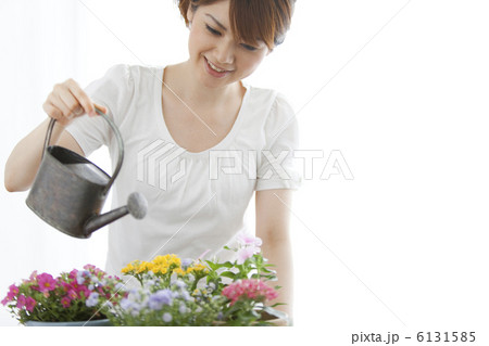 花に水やりする女性 6131585