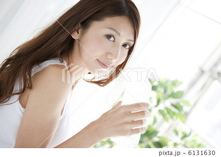 ペットボトルを持っている女性 6131630