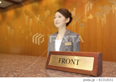 フロントに立つ女性従業員 フロントに立つ女性従業員 6131631
